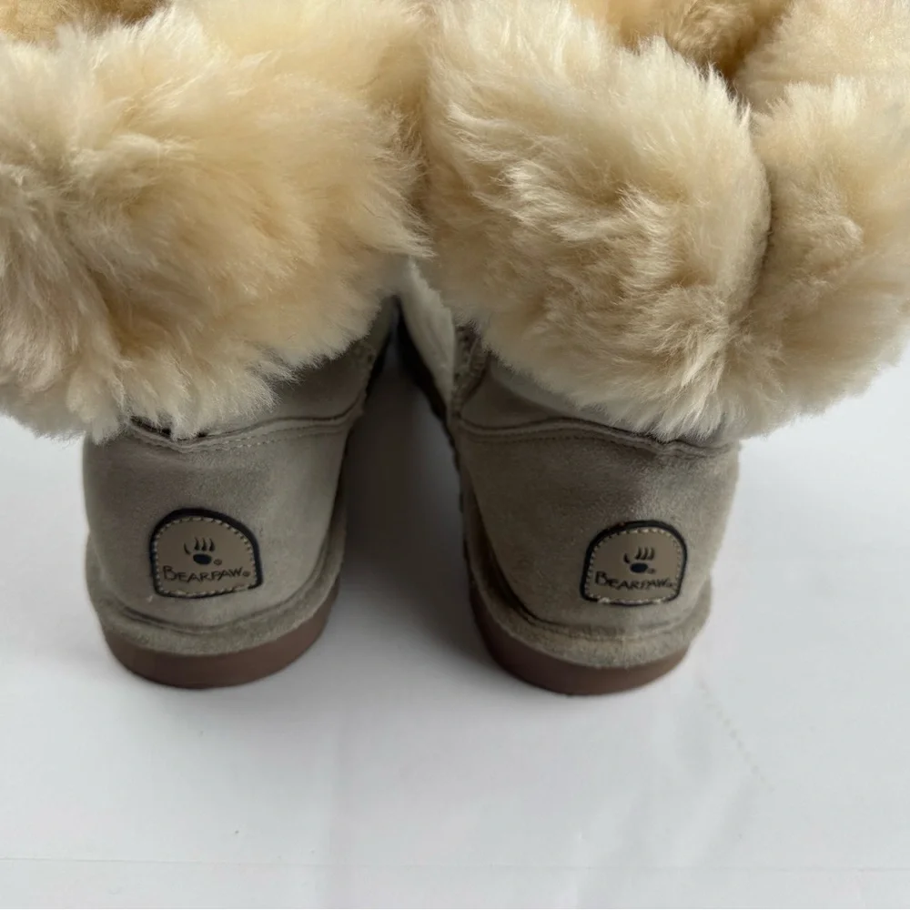 BearPaw women’s Elle Short boots In light gray suede size 8 like new